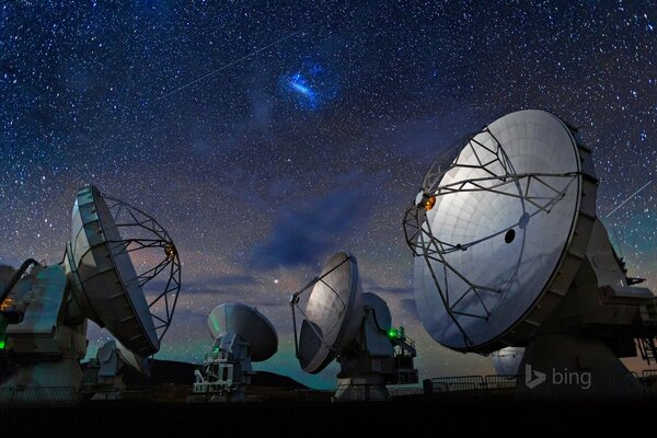 Radiotelescopio nel deserto di Atacama sotto il cielo stellato