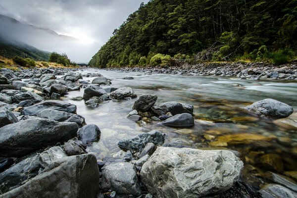 Fiume tra le montagne in Nuova Zelanda