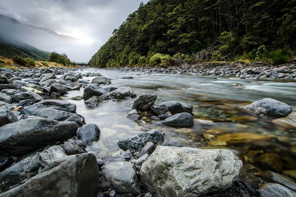 Rzeka wśród gór w Nowej Zelandii
