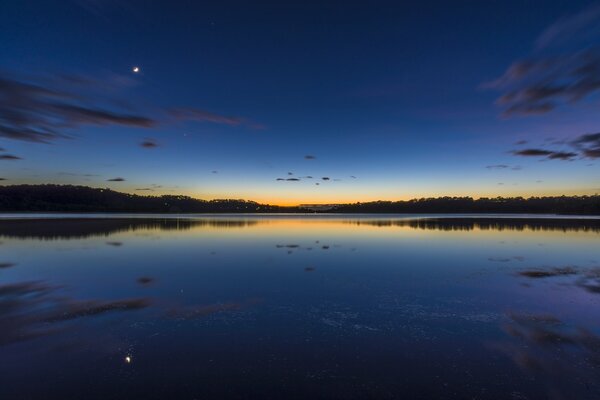 Paesaggio con lago e cielo al crepuscolo