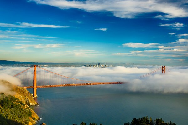 Мост Золотые ворота покрытый облаками
