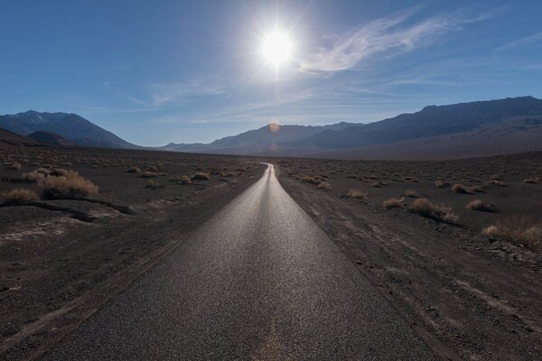 Route goudronnée dans la steppe aux montagnes