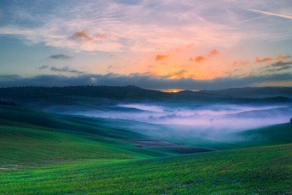 Valle de la Toscana. puesta de sol brumosa