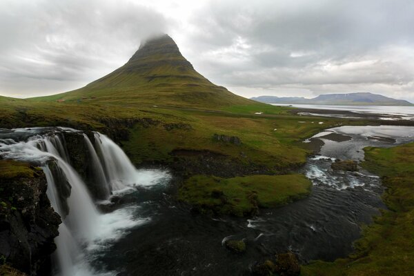 Islandia imagen de montañas bajo el cielo