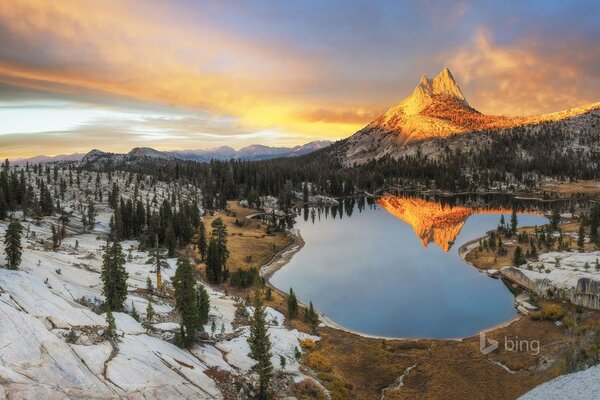 Piękne jezioro w USA. Zachód Słońca w górach. Odbicie góry w jeziorze