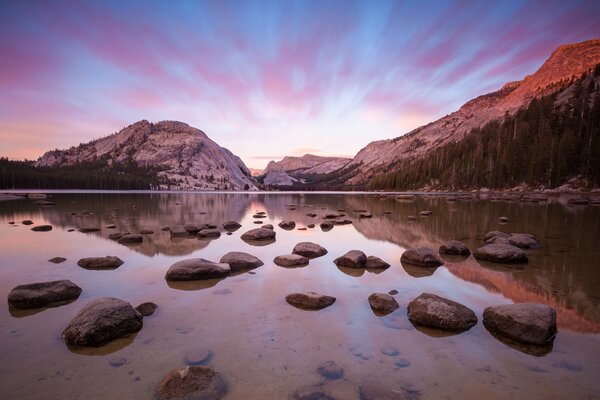 Reflexion der Rocky Mountains im Wasser