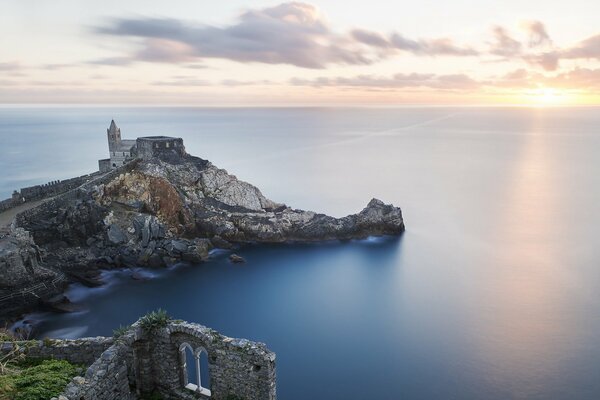 Ruines d un château au sommet d une montagne près de la mer