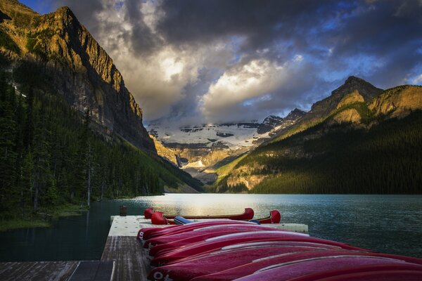 Vista lago con canoa