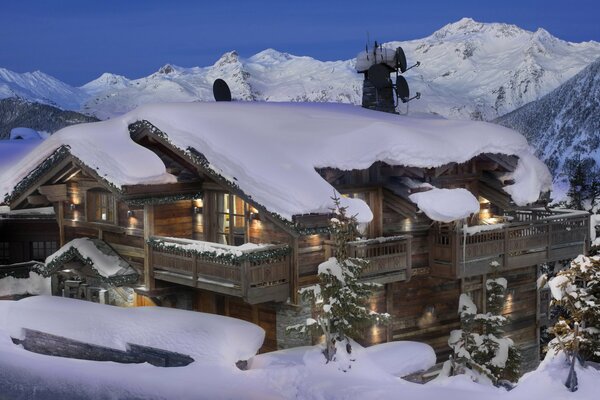 Zimowy wieczór w Courchevel Hotel