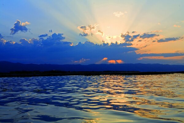 Zachód słońca nad jeziorem w górach Armenii
