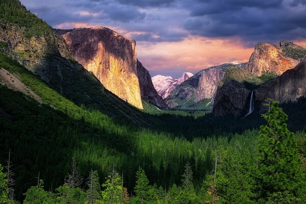 Zachód Słońca w Parku Narodowym Yosemite