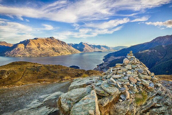 Neuseeländische Berge. Queenstown. Ein See in den felsigen Bergen