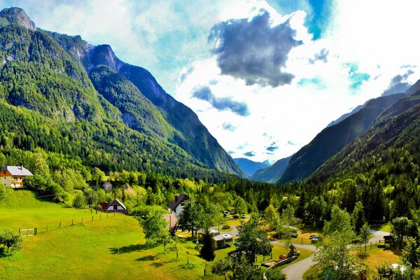 Ladera verde con casas en las montañas