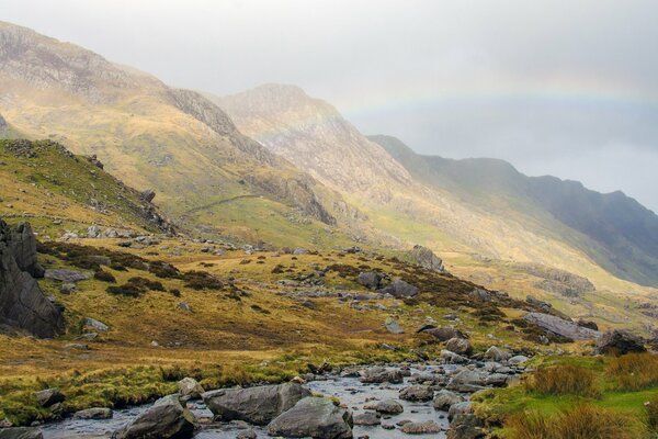 Der Snowdonia-Nationalpark in Südwales (Großbritannien). Schöne Aussicht auf die Berge und den Regenbogen