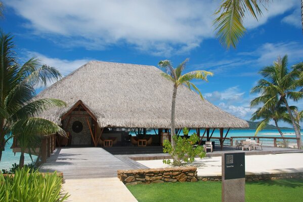 Bungalow frente al mar azul