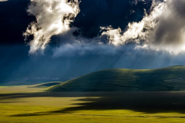 Schönes Feld unter dicken Wolken