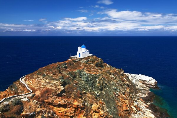 Kirche auf der Insel Sifnos. Schöne Oberfläche des Meeres. Grazie. kirche in Griechenland Wintersee in den Bergen