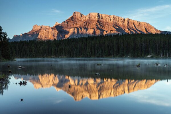 Reflejo en las montañas del lago Johnson