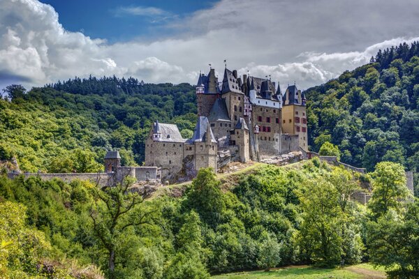 Schloss Elz in Deutschland vor dem Hintergrund der Berge