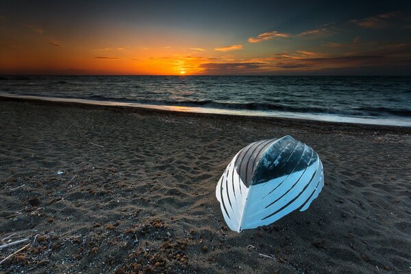 Paesaggio marino con barca al tramonto