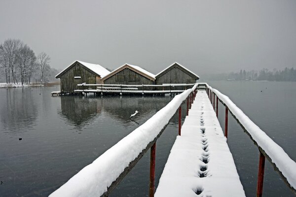 Puente de nieve en el lago en invierno