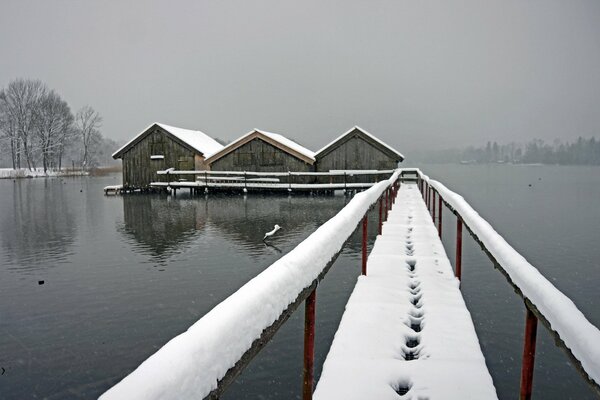 Снежный мост на озере зимой