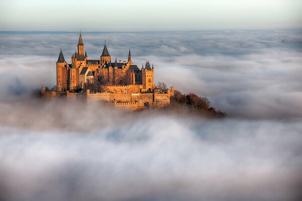 Château allemand de Hohenzollern dans le brouillard