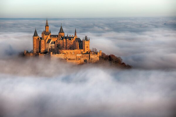 Castello tedesco di Hohenzollern nella nebbia