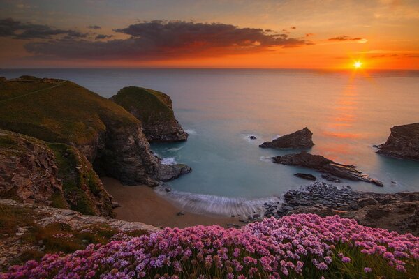 Côte rocheuse et coucher de soleil sur la mer avec reflet dans l eau