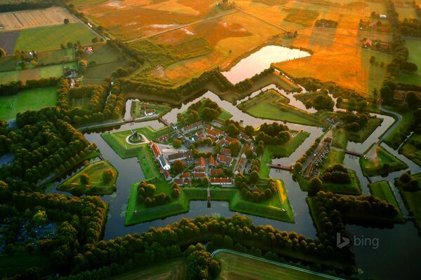 Bourtange, países bajos, Museo del fuerte con un foso con agua. Vista superior