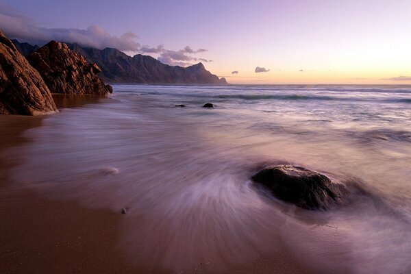 Coucher de soleil du soir sur la mer dans les tons violets