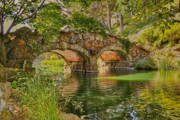 Fluss unter einer alten Steinbrücke