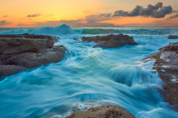 Die felsige Küste des blauen Ozeans in Oregon in den USA