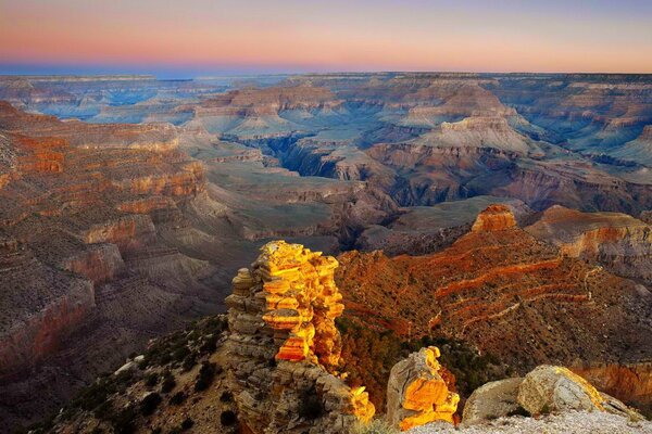 Beau Canyon en Amérique au coucher du soleil