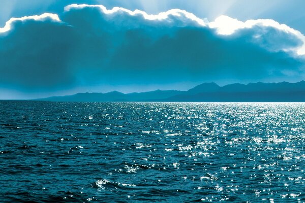 Promienie słońca zerkające zza chmur nad jeziorem Bajkał
