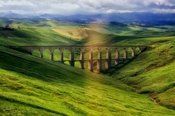 Brücke am grünen Hang in Italien