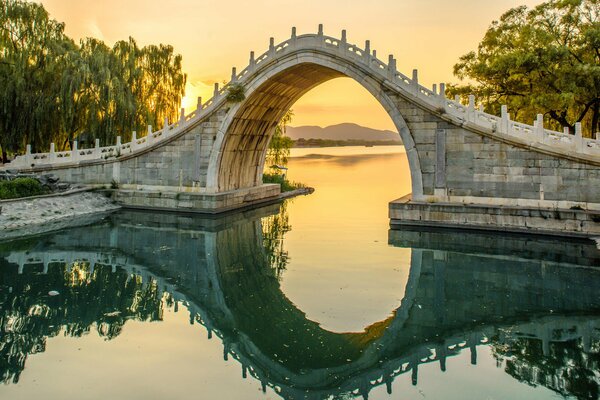 Le pont était au-dessus de la rivière