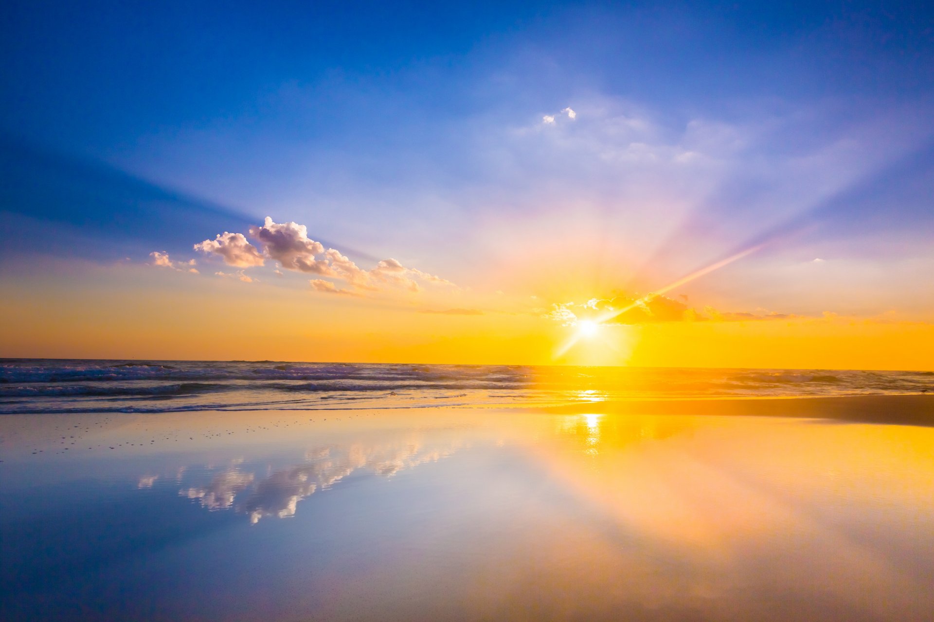 amanecer playa nubes espejo reflexión sol olas mar horizonte