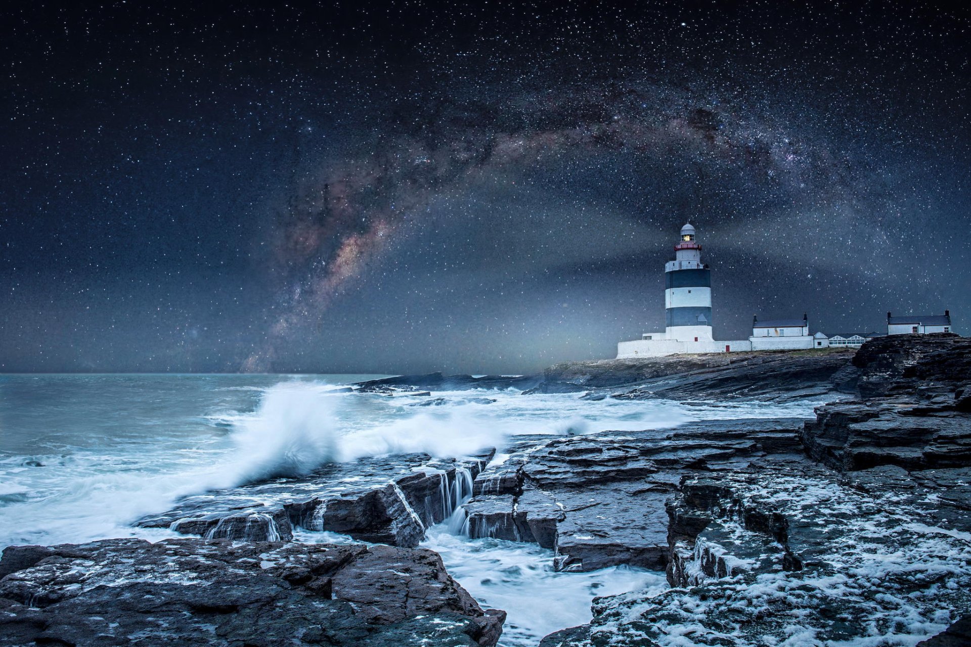 faro di traino wexford irlanda oceano faro tempesta cielo stelle via lattea costa