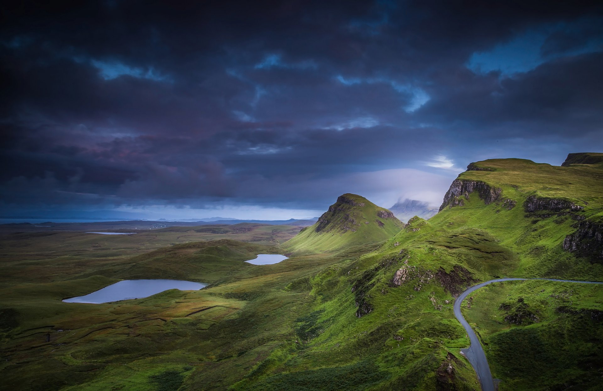 escocia isla de skye región de las tierras altas colinas montañas acantilados valle nubes nubes