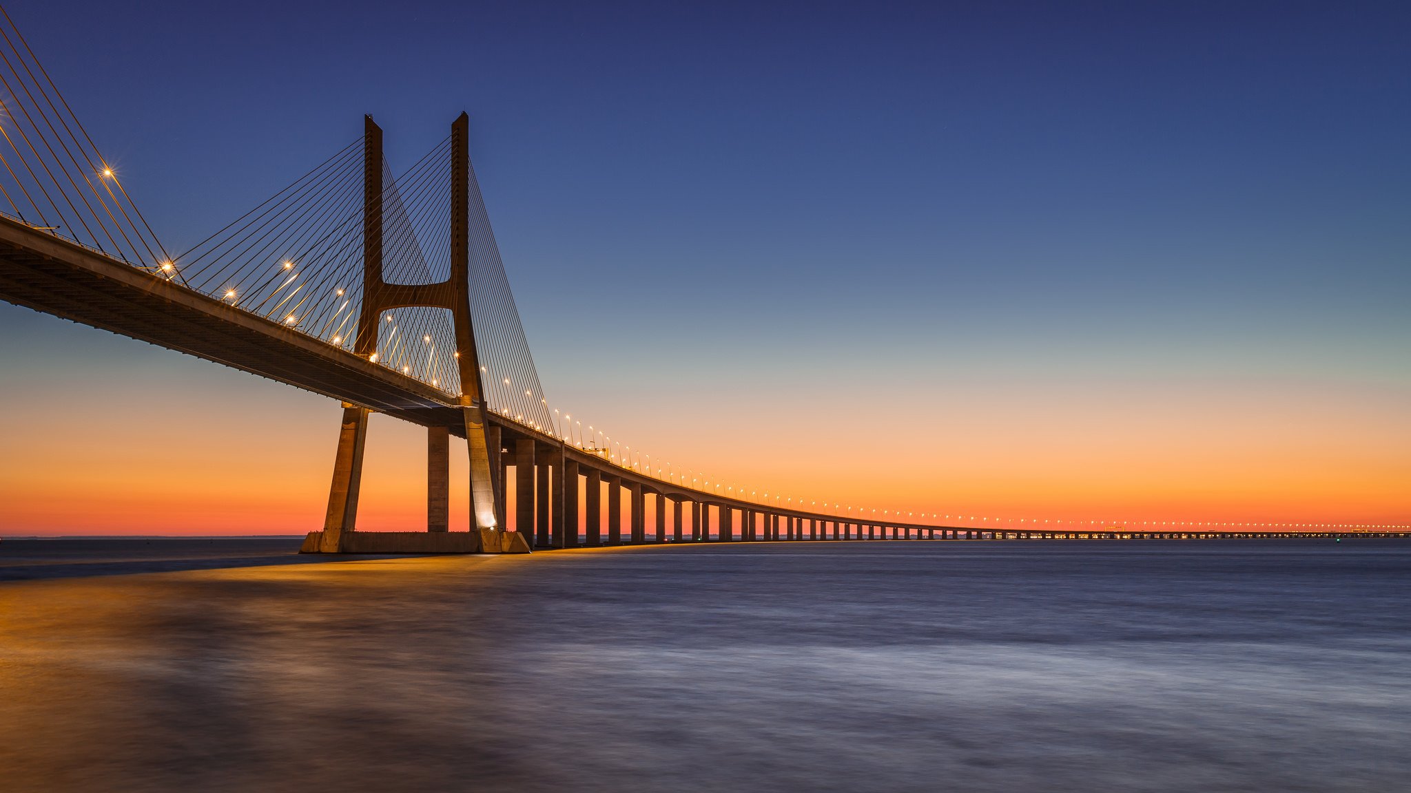 portugal lisbonne rivière tahoe tage pont vasco da gama lanternes éclairage soirée orange coucher de soleil bleu ciel