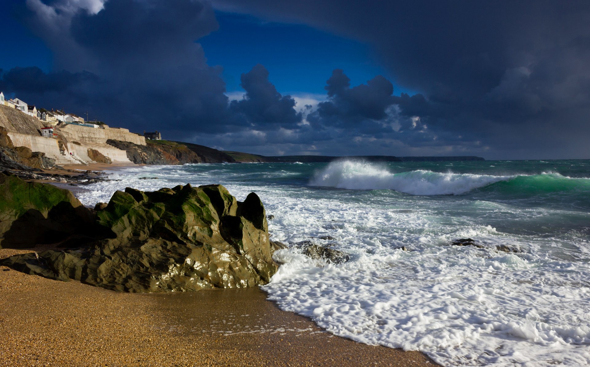 porthleven angleterre ciel nuages tempête mer pierres roches ville maisons