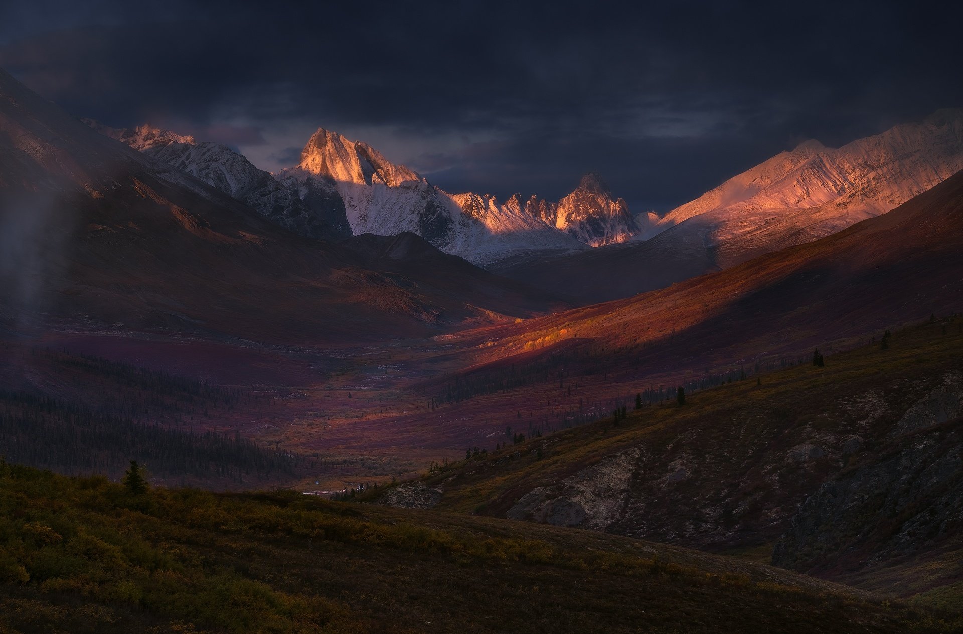 montagnes vallée coucher de soleil automne