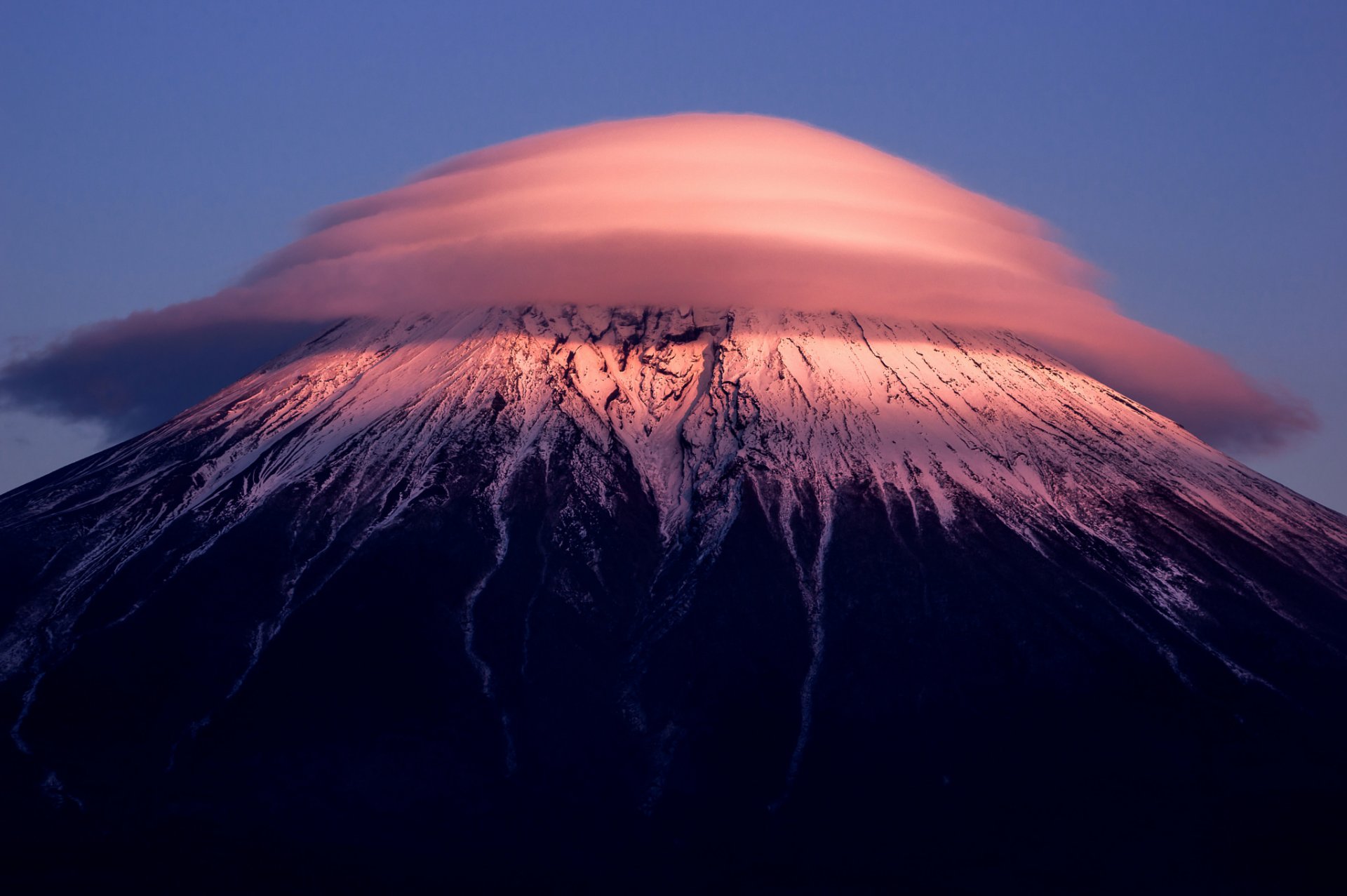 japón fuji fujiyama montaña neblina nube noche azul cielo