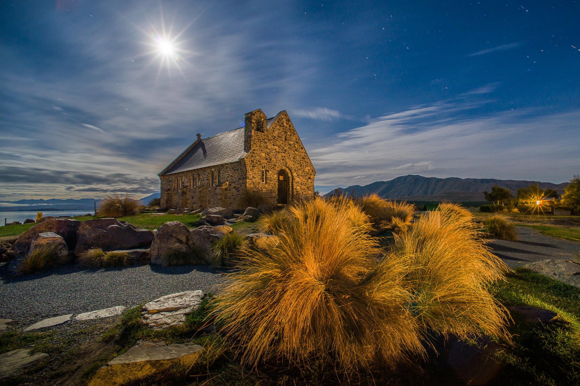 noche luna estrellas montañas edificio paisaje