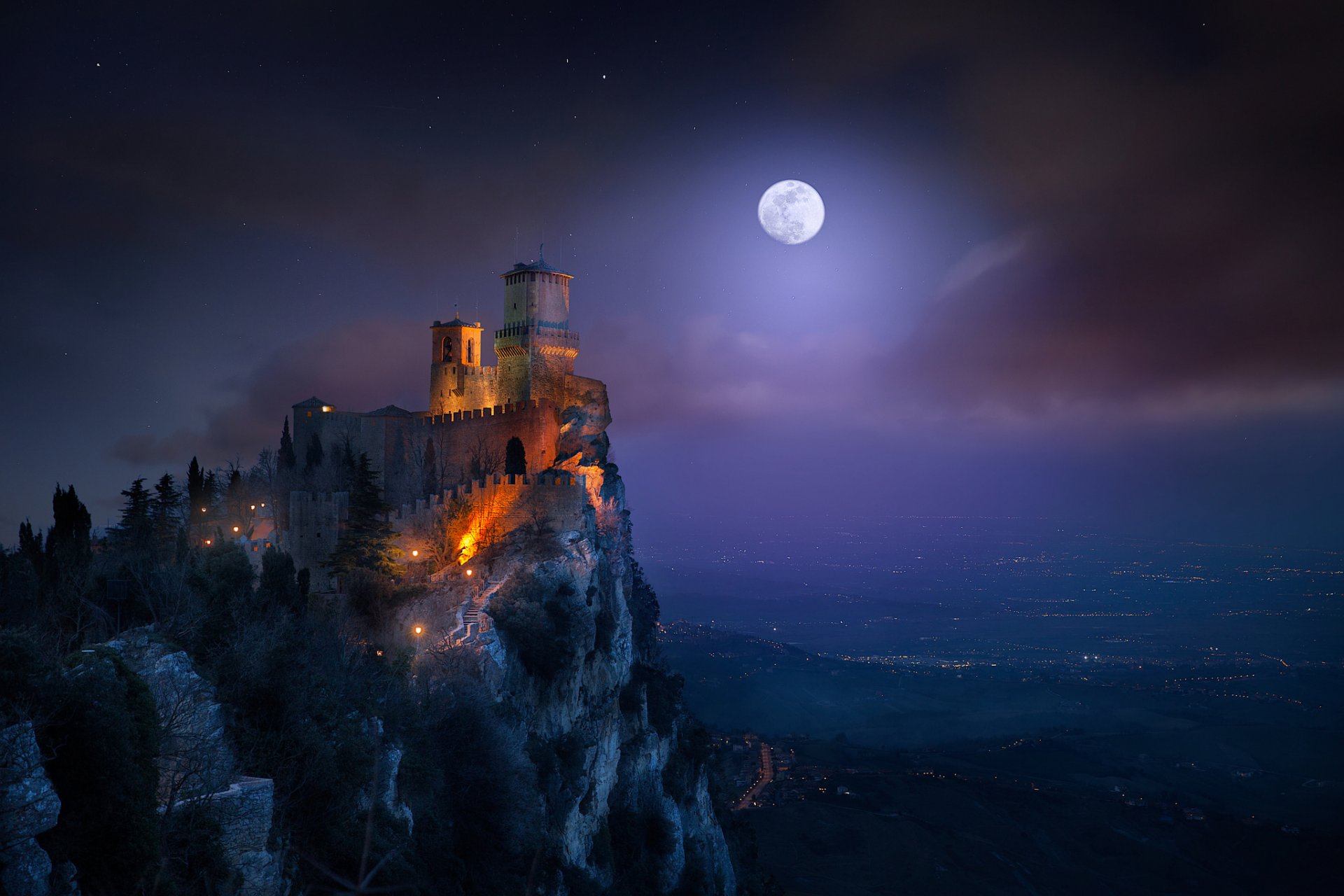 saint-marin mont titano forteresse tour guaita nuit lumière lune