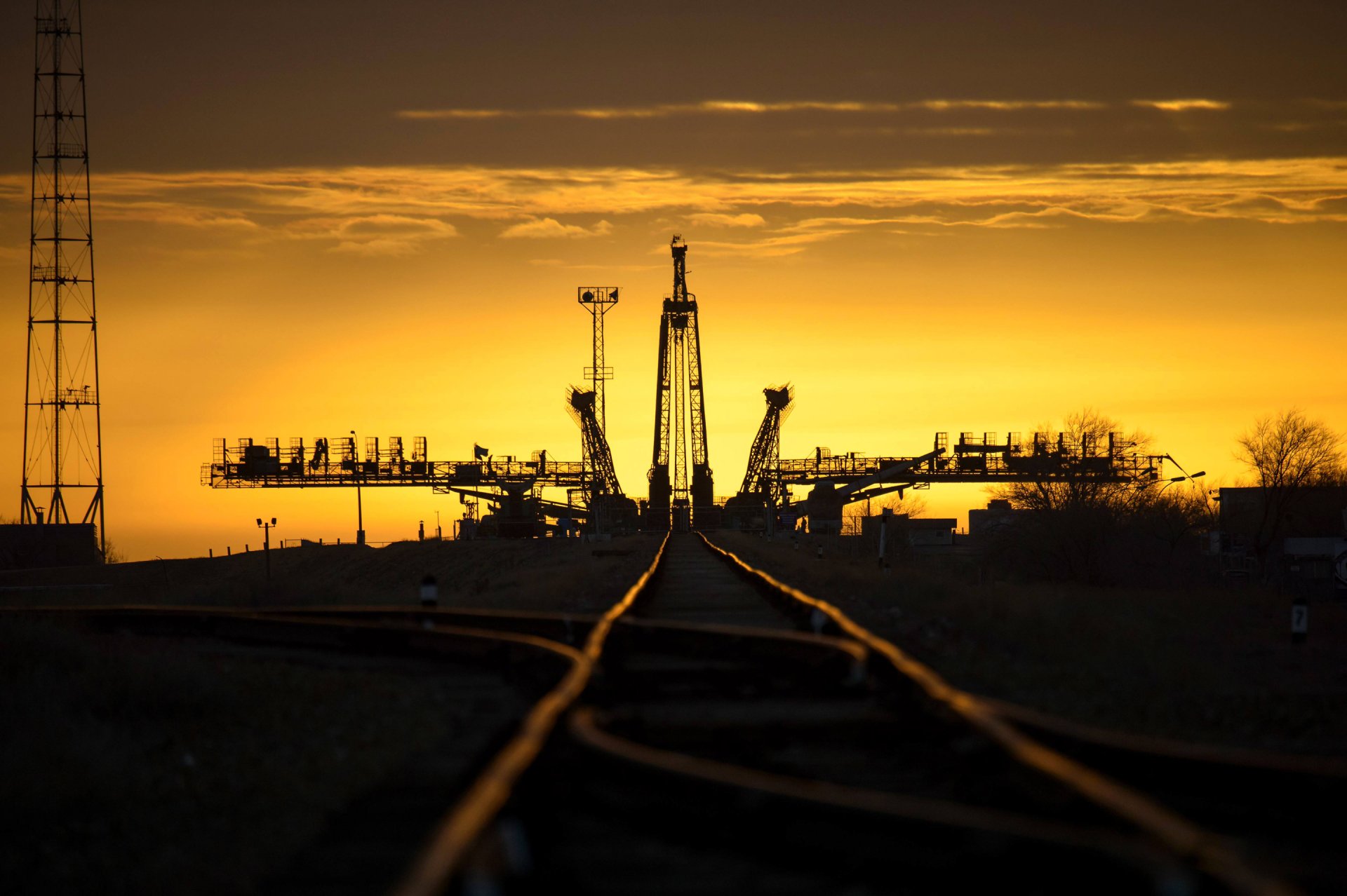 ciel nuages coucher de soleil rails cosmodrome