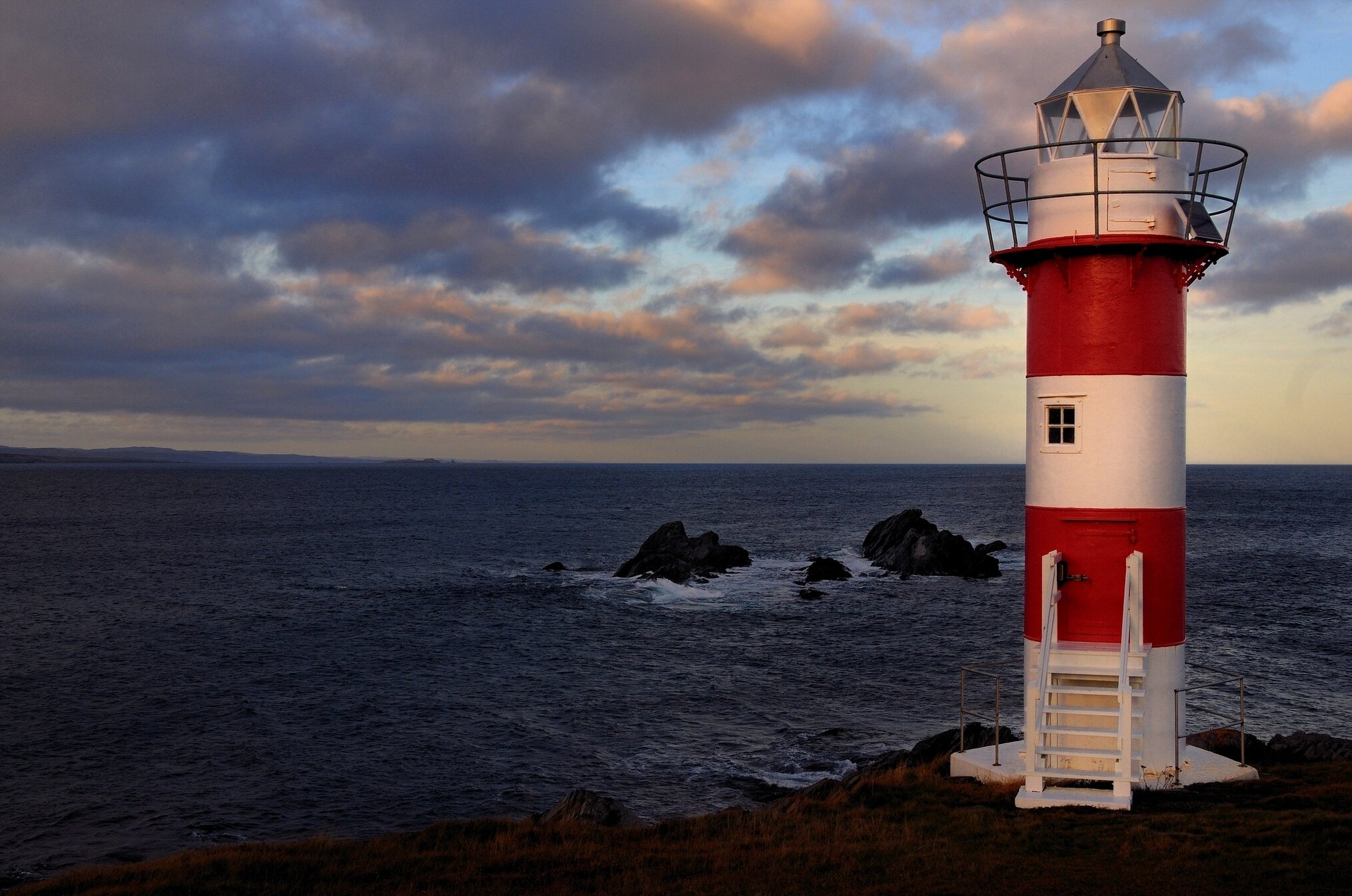 green point lighthouse port de grave nowa fundlandia i labrador kanada ocean atlantycki latarnia morska wybrzeże klify