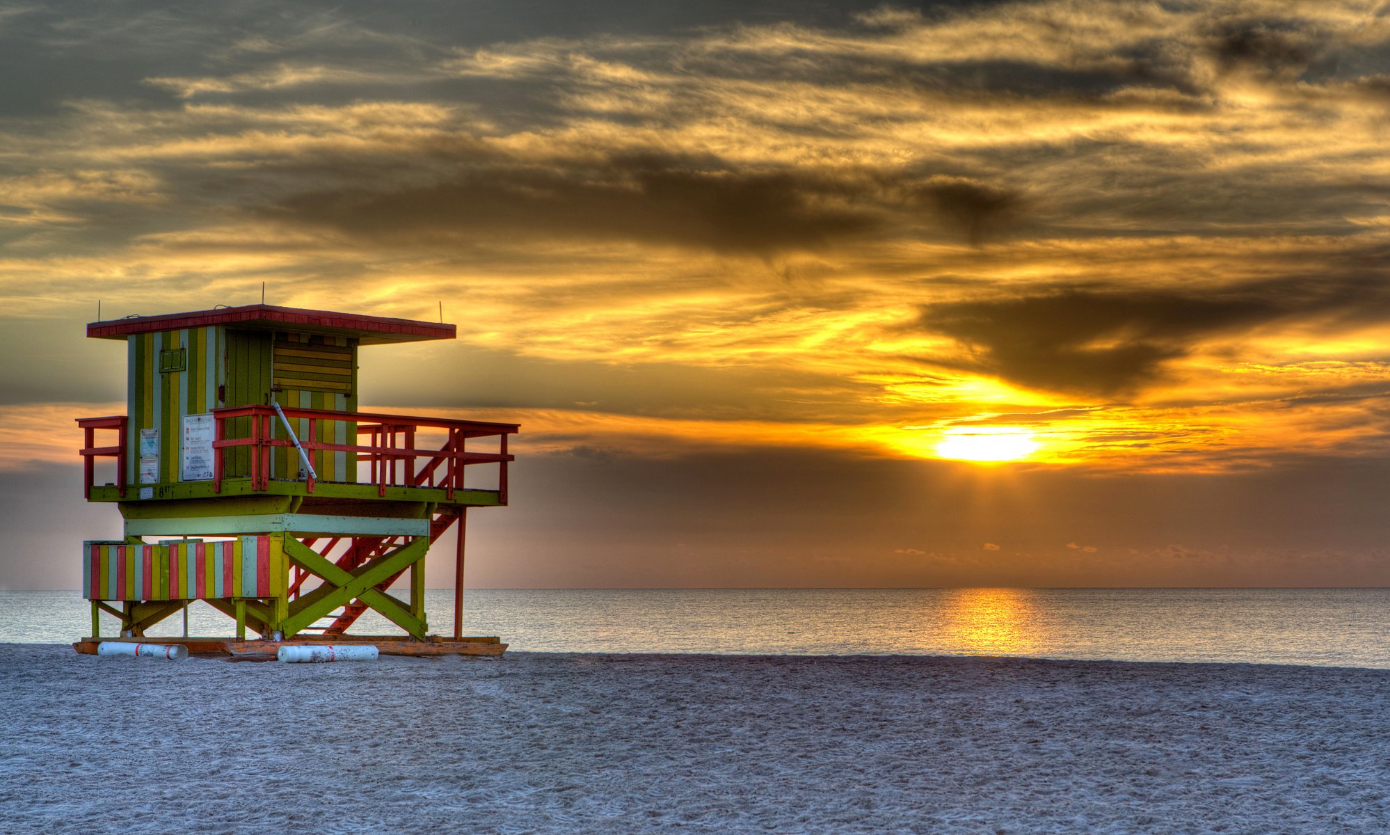 outh beach miami stati uniti d america sera tramonto sole cielo nuvole mare oceano sabbia spiaggia torre casetta