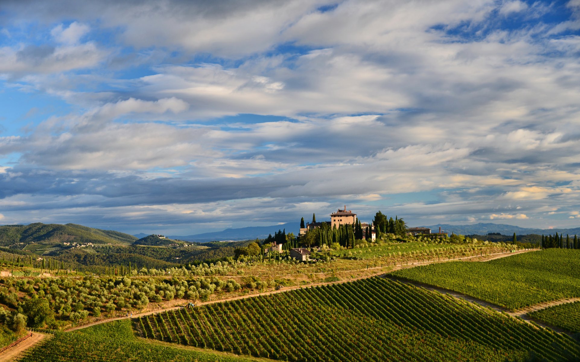 italie ciel nuages collines champs arbres maison vignoble montagnes